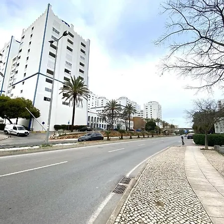 Captivating 1-Bed Apartment In Portimao-Beach Appartement